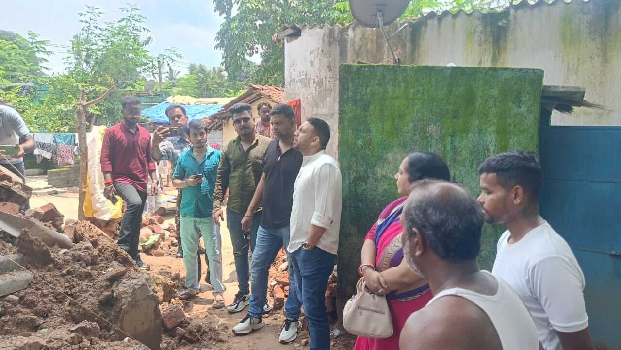 Jamshedpur News : बारिश में कच्चा मकान ढहा, पूर्णिमा मलिक व कुणाल षाड़ंगी पीड़ित परिवार से मिले