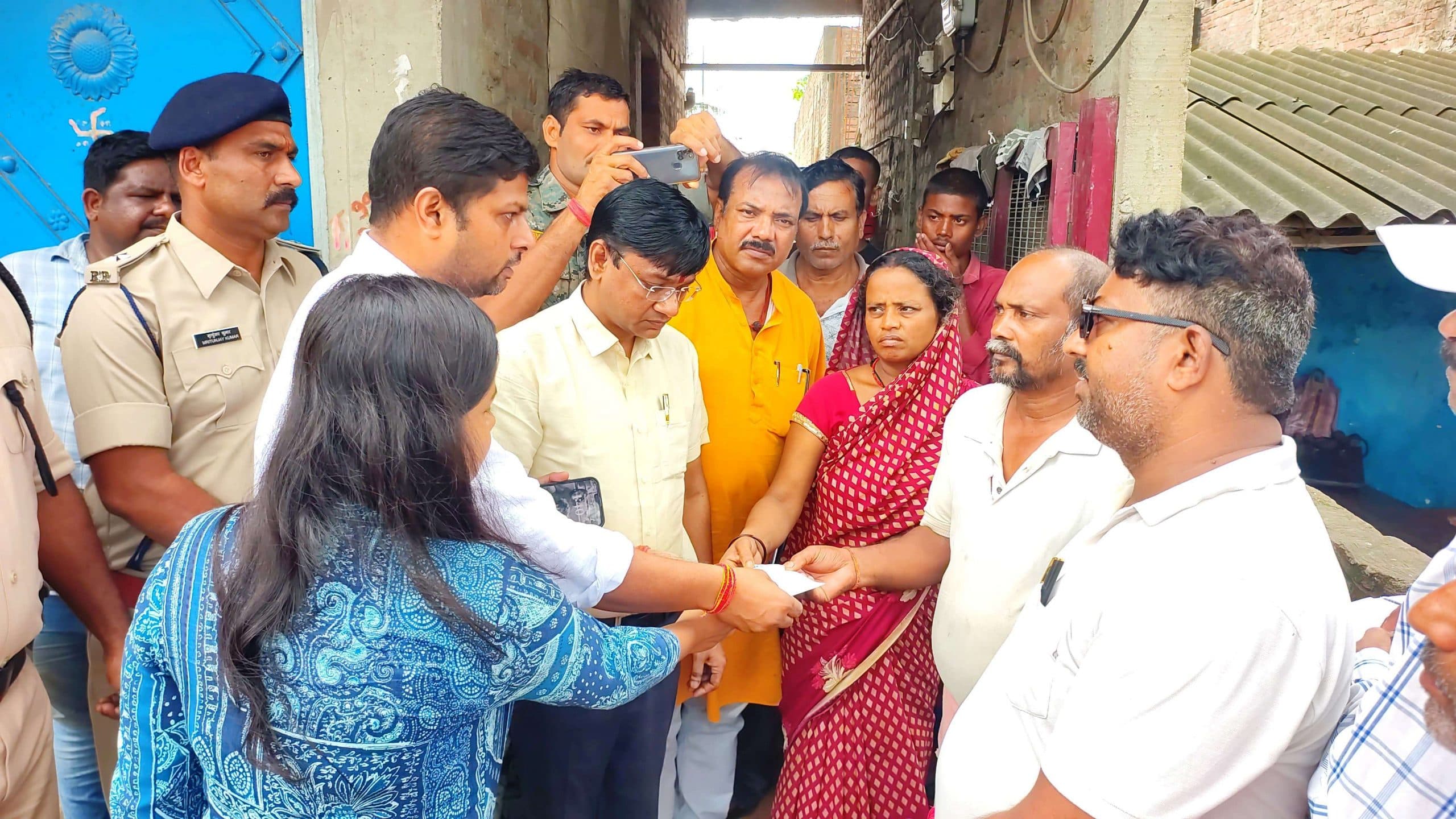 Bhagalpur news आपदा मित्र के परिजन को मिला चार लाख सहायता राशि