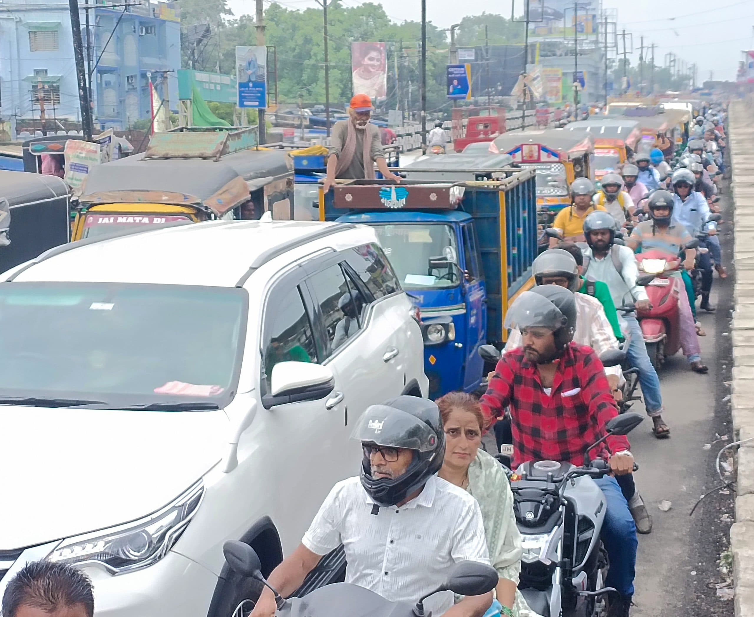 Dhanbad News: गया पुल अंडरपास के बीच बने गड्ढे, लग रहा जाम