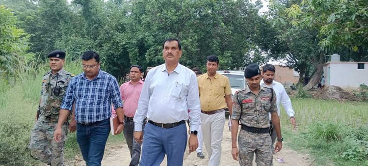 अदमापुर के पंचायत सरकार भवन में सीलन मिलने पर जिलाधिकारी ने जतायी नाराजगी