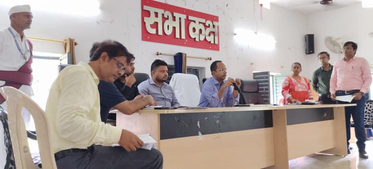 डीएम ने विशेष मतदाता पुनरीक्षण का लिया जायजा