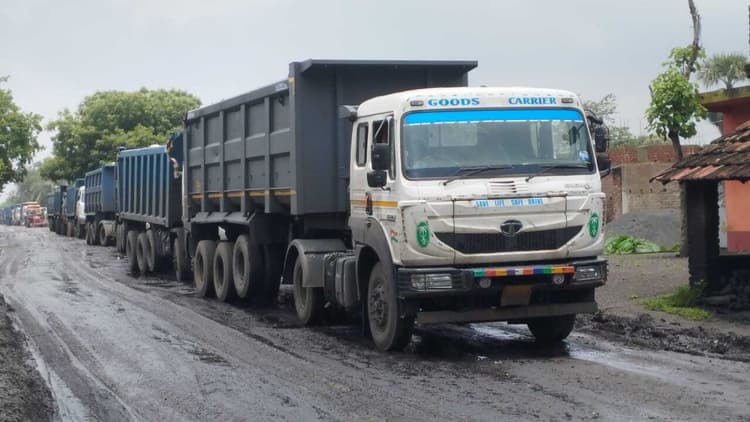 ग्रामीणों ने की सड़क मरम्मत की मांग, पाकुड़-अमड़ापाड़ा सड़क किया जाम