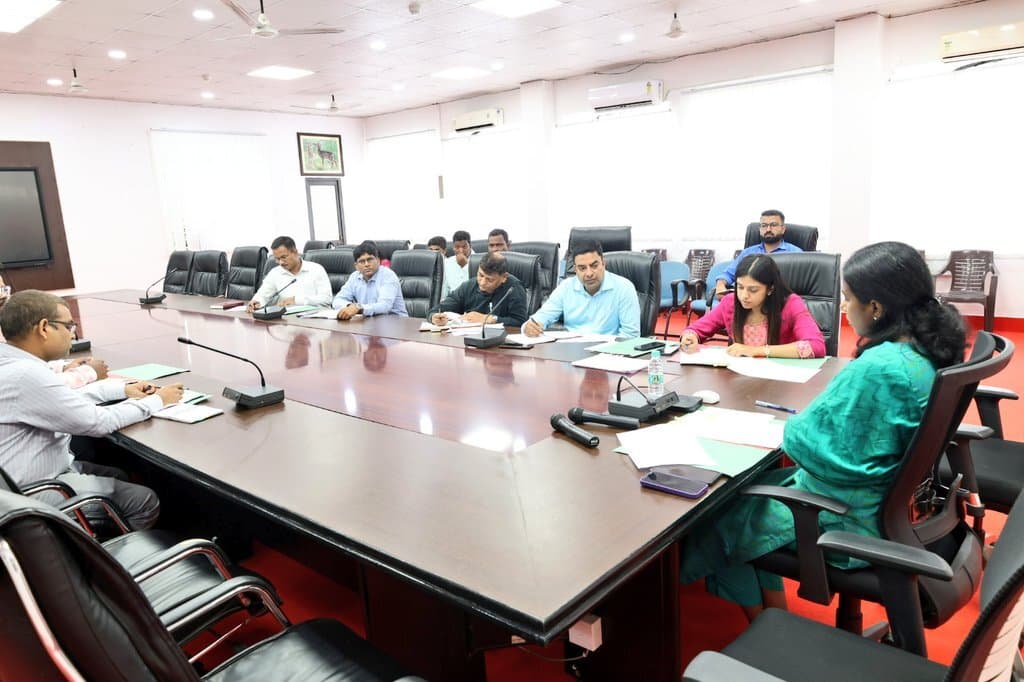 शहर में साफ-सफाई व नियमित रूप से पेयजलापूर्ति का उपायुक्त ने दिया निर्देश