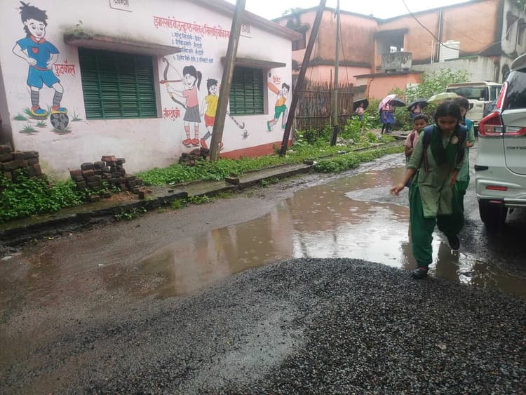 नाली जाम रहने के कारण सड़क पर जल जमाव, बढ़ी परेशानी