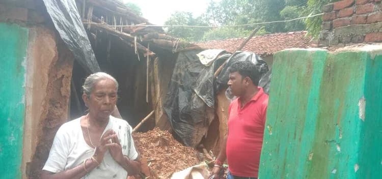 Jamshedpur news. सुंदरनगर क्षेत्र में एक दर्जन से भी अधिक मिट्टी के घर ढहे, लोग परेशान