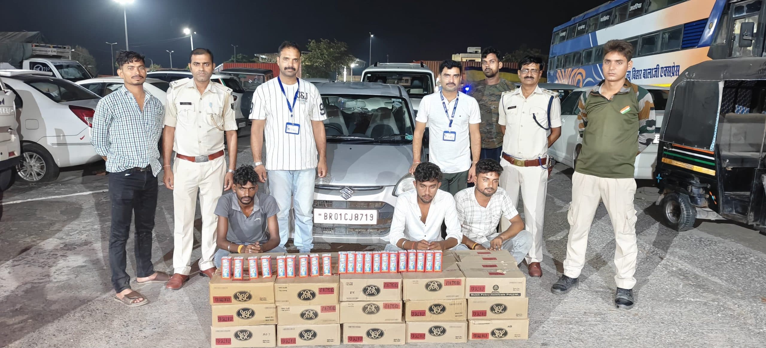 कुचायकोट में 270 लीटर देसी शराब के साथ तीन तस्कर गिरफ्तार, कार जब्त