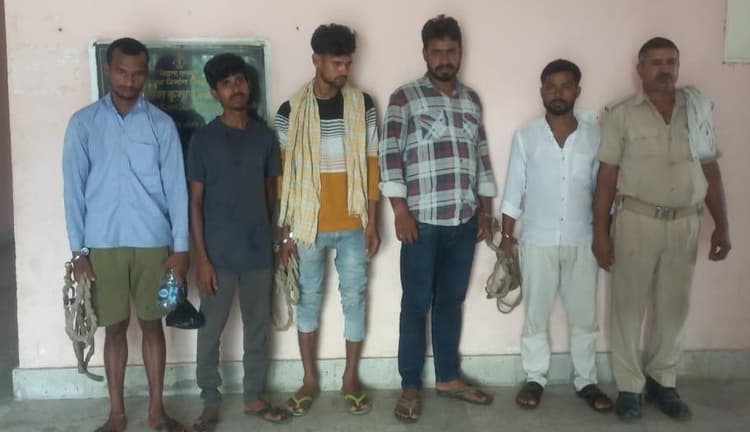 तीन तस्कर व दो पियक्कड़ गिरफ्तार