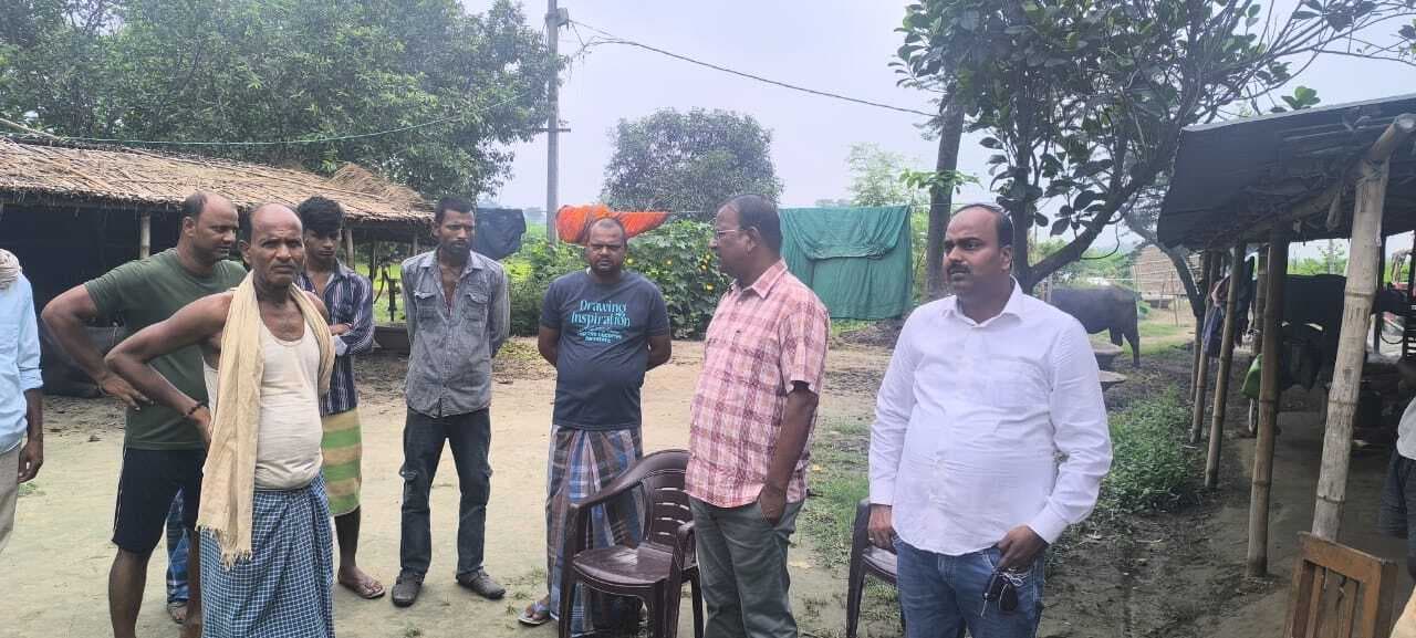 मृतक के घर पहुंचे बीडीओ, हरसंभव सरकारी सहायता दिलाने का दिया आश्वासन