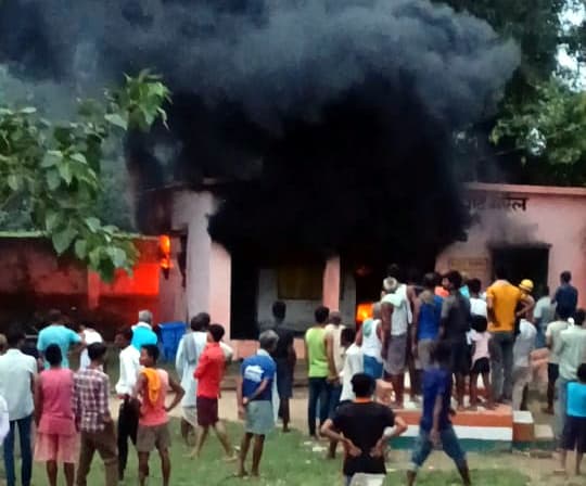 शॉर्ट सर्किट से लगी आग में पंचायत सरकार भवन का सारा सामान खाक