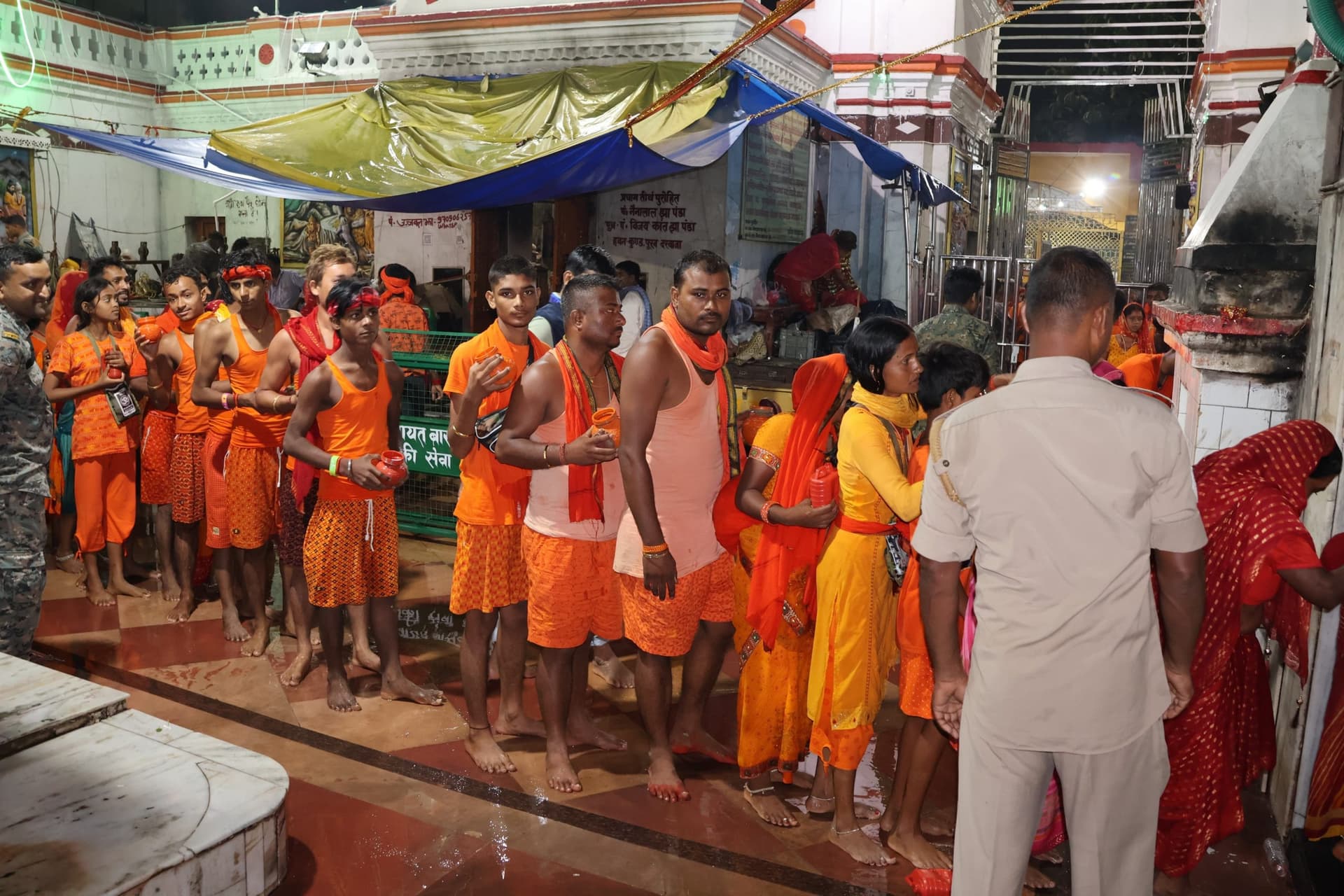 बोल-बम के जयकारे से गुंजायमान हो रही बाबानगरी