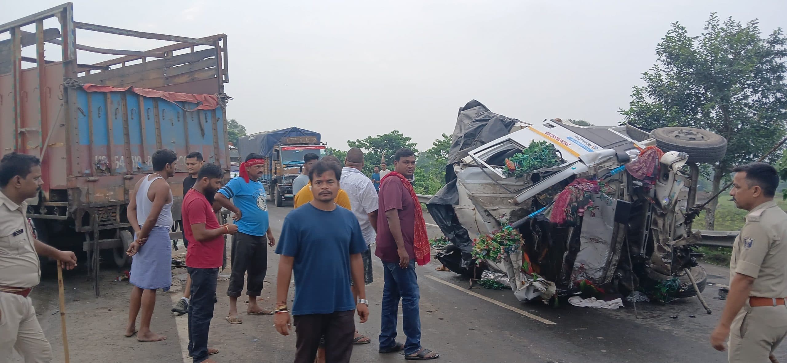 एनएच-31 कटरिया के पास तीन ट्रकों की आपस में टक्कर, चालक की मौत