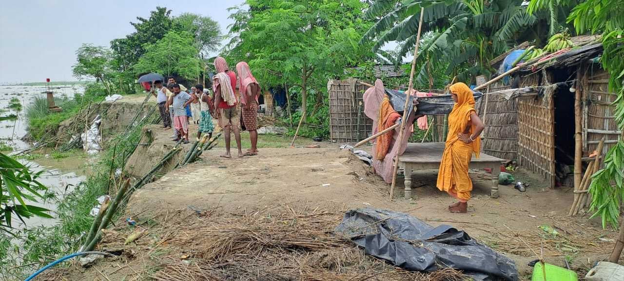 मेघु टोला गांव समीप गंगा नदी के कटाव से दो परिवार विस्थापित