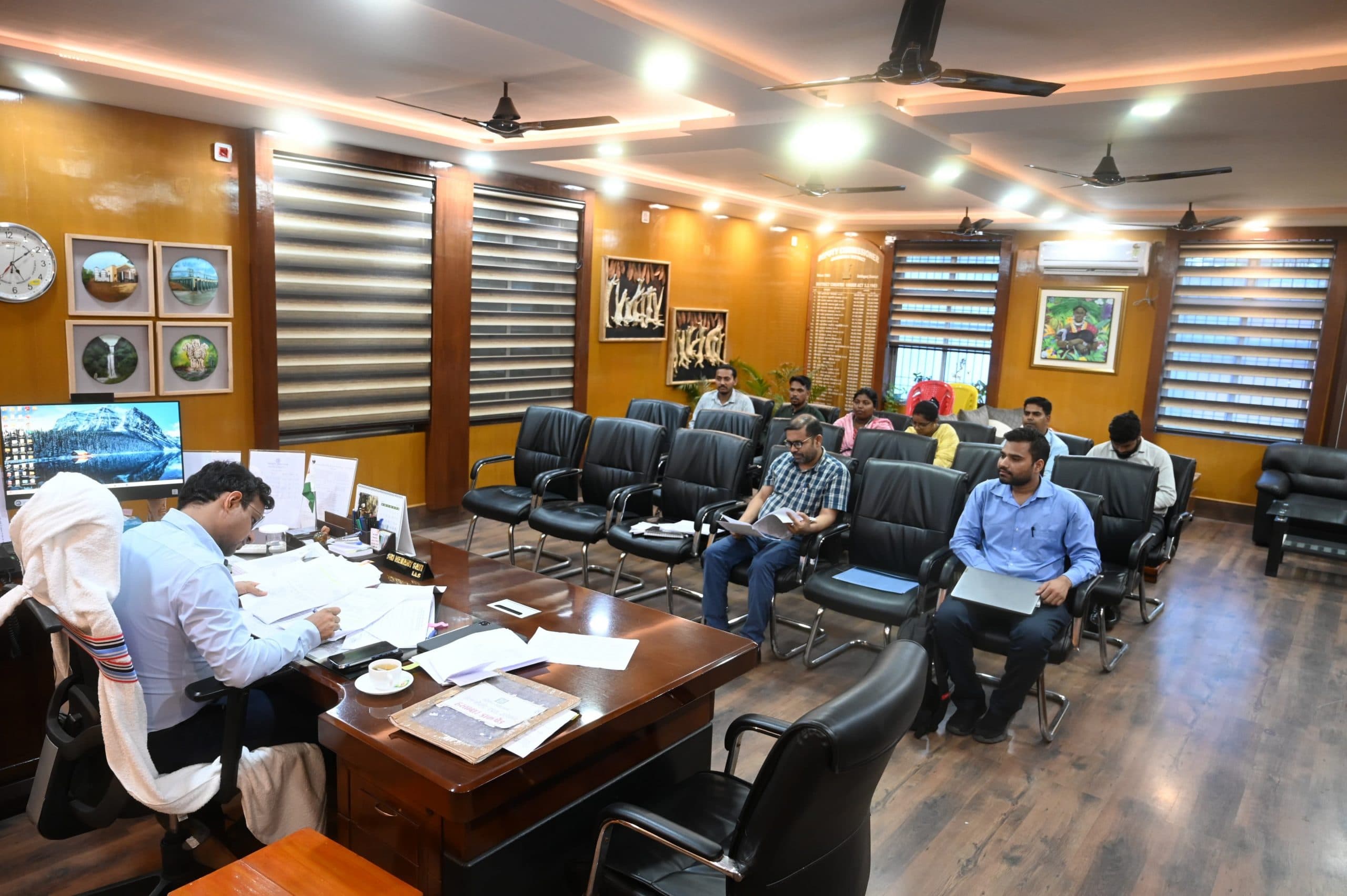 15 अगस्त तक अधूरे बिरसा आवास पूर्ण करायें : डीसी