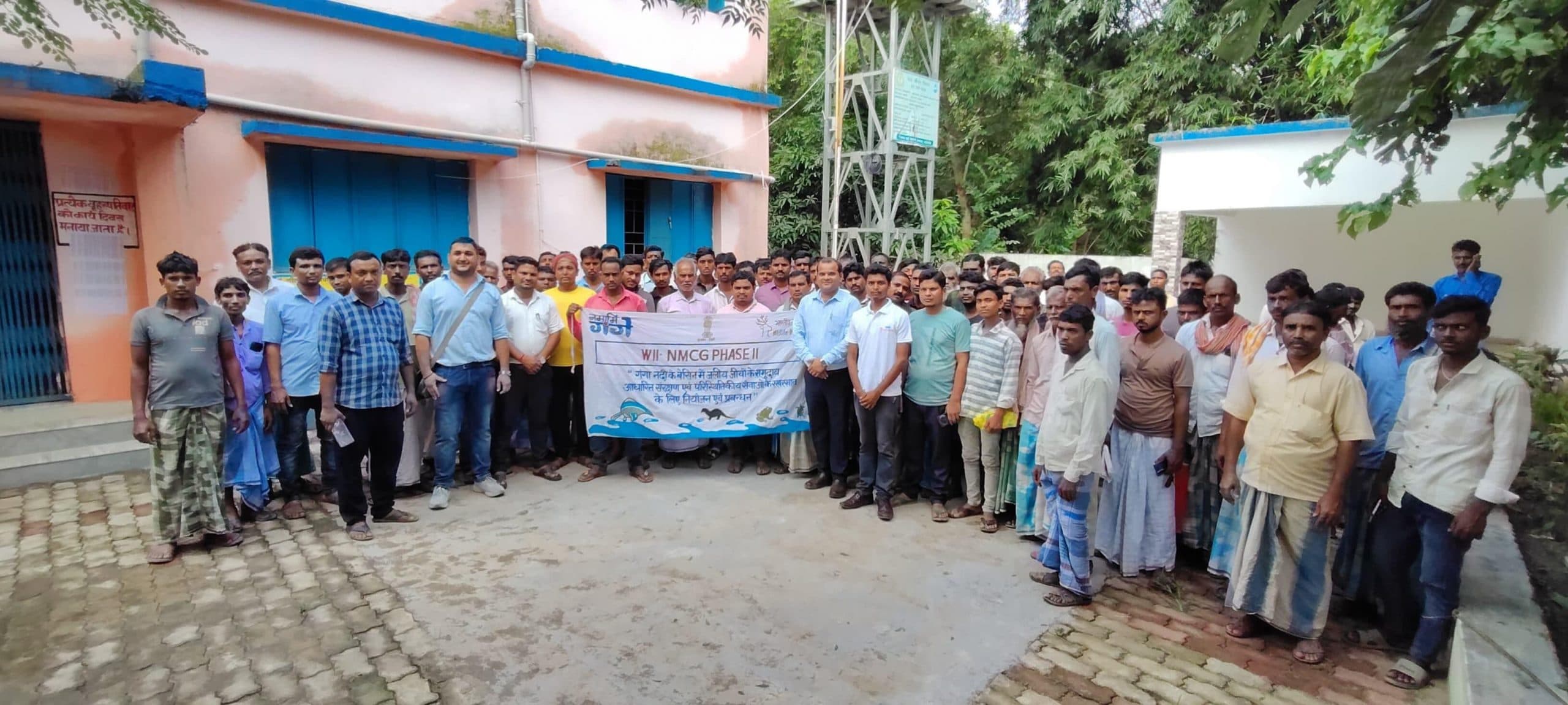 मछुआरों को अवैध शिकार, जल प्रदूषण व छोटे जाल के प्रयोग के नुकसान से कराया अवगत
