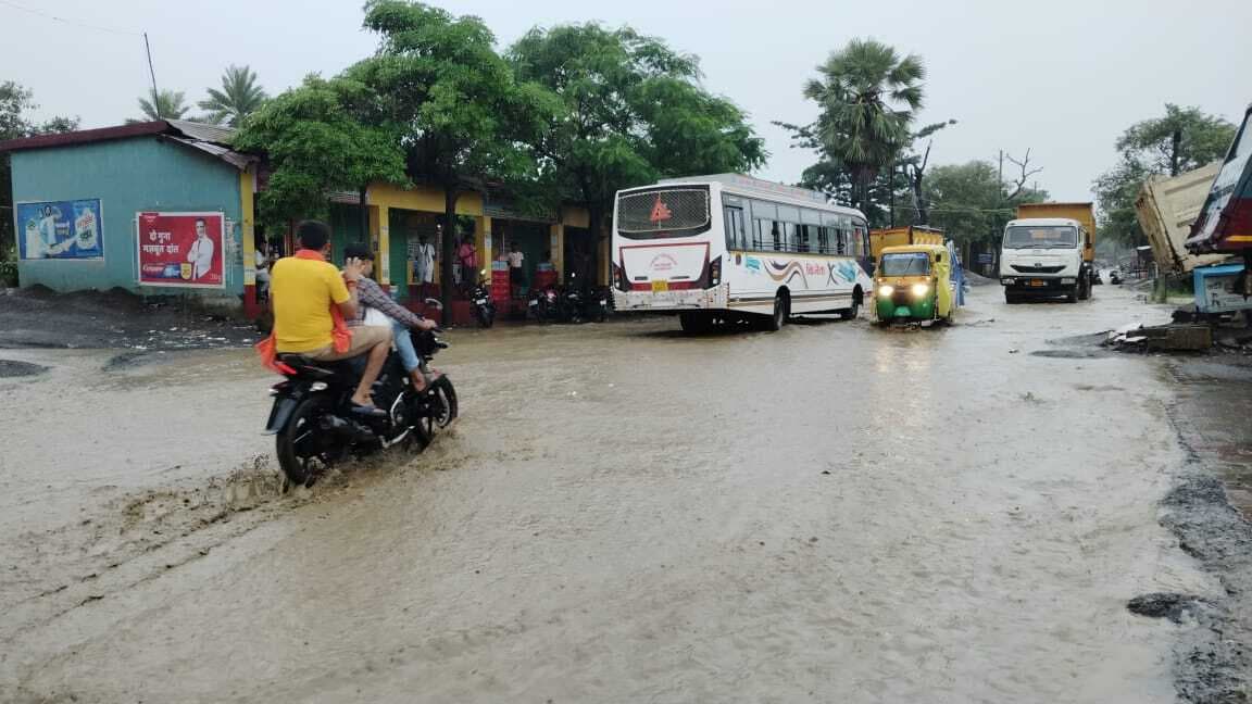 मिर्जाचौकी में भारी बारिश से सड़क पर पानी का तेज बहाव