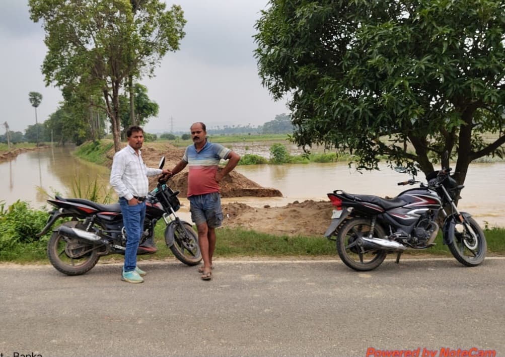 कनीय अभियंता ने भिखनपुर बांध के ध्वस्त तटबंध का किया निरीक्षण