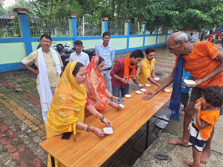 कहलगांव के उत्तरवाहिनी गंगा तट से जल भरकर बासुकीनाथ रवाना हुए कांवरिया