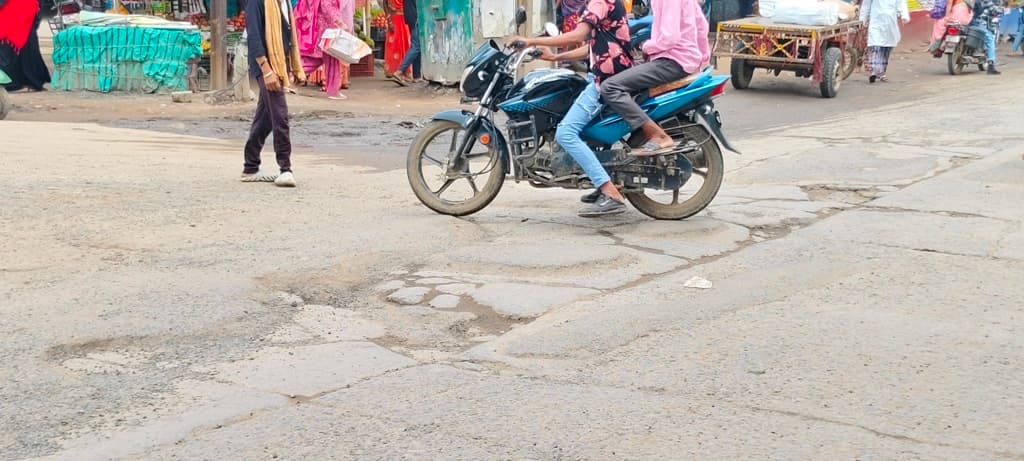 आम राहगीरों के साथ कांवरियों की आस्था पर भी गहरी चोट पहुंचा रहा एनएच का गढ्डा