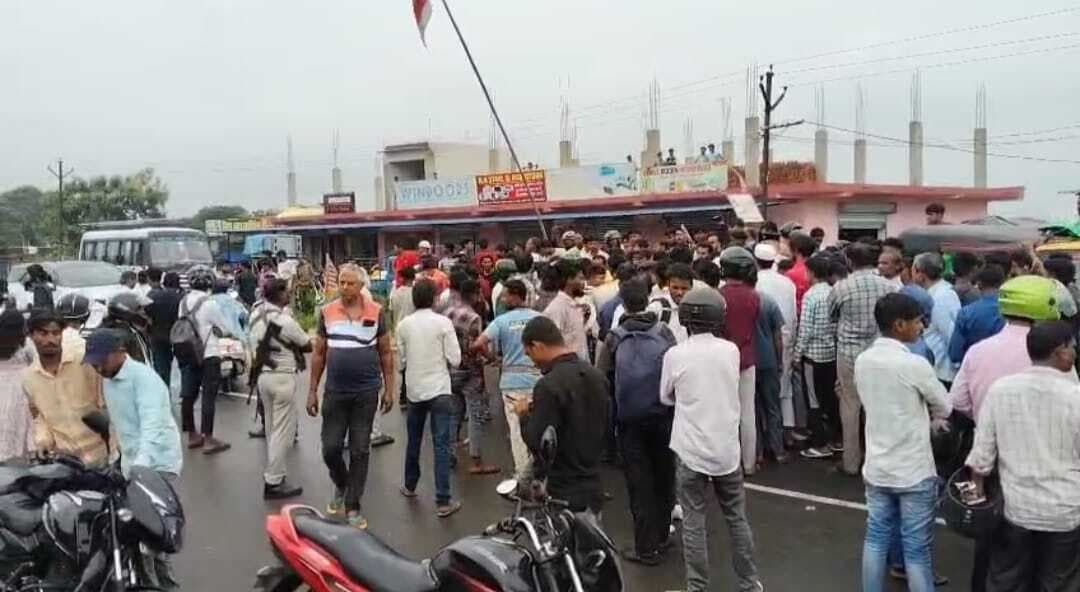 हादसे में महिला की मौत, एक घायल, सड़क जाम