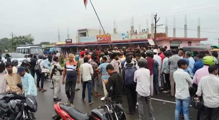 हादसे में महिला की मौत, एक घायल, सड़क जाम