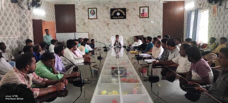 Giridih News :मुखिया को तालाब निर्माण को ले ग्रामसभा करने का निर्देश