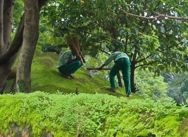 गजेंद्र मवि के बच्चों से पढ़ाई के दौरान करायी गयी साफ-सफाई