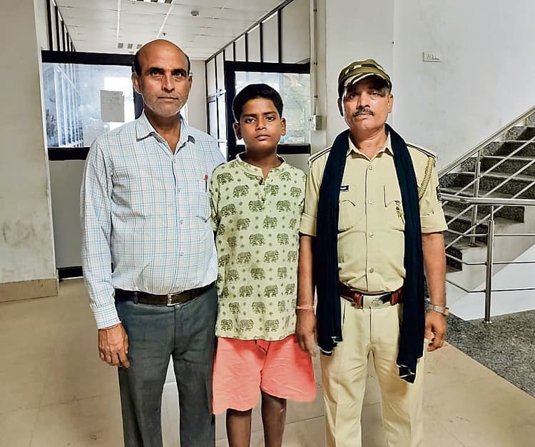 Gopalganj News : मां की डांट से घर से भागकर चला गया था वाराणसी, खाने के लिए बेचा पानी