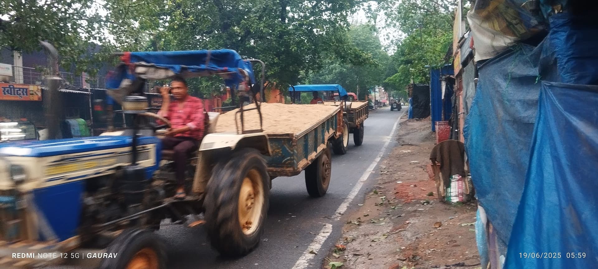 Giridih News :जरूरतमंदों को तीन से चार हजार रु प्रति ट्रैक्टर बालू बेच रहे धंधेबाज