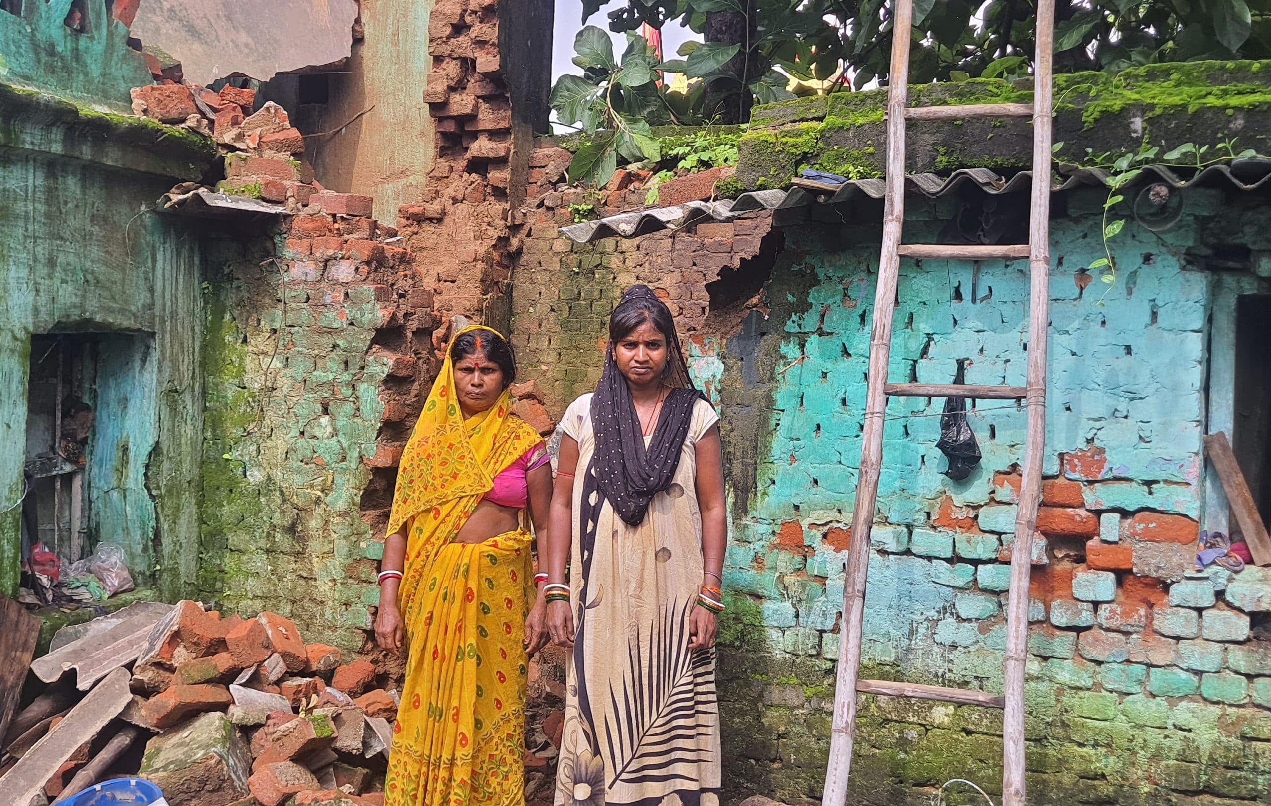 Bokaro News : लगातार बारिश से दो परिवार हुआ बेघर