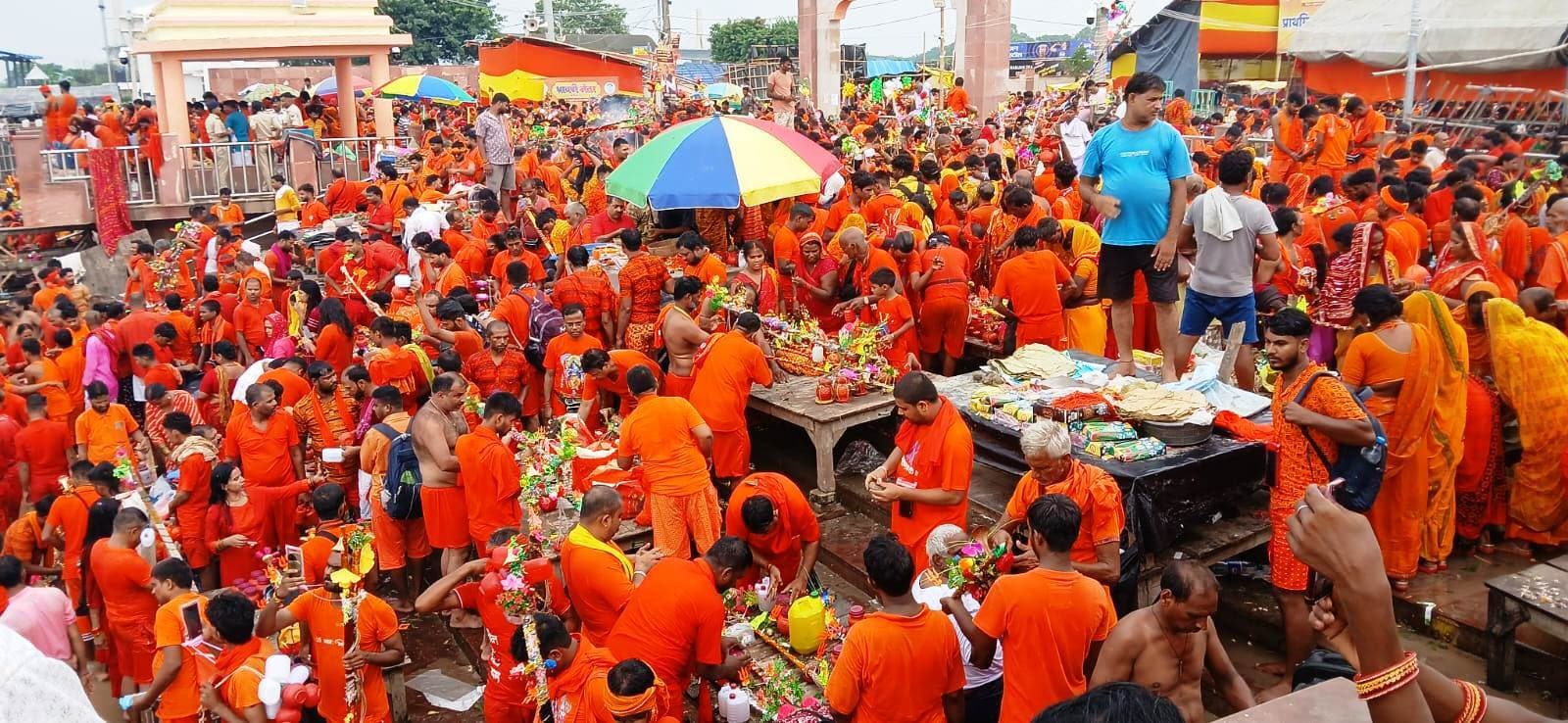 Bhagalpur news ट्रेन के गेट पर बैठे दो कांवरिया घायल, रेफर