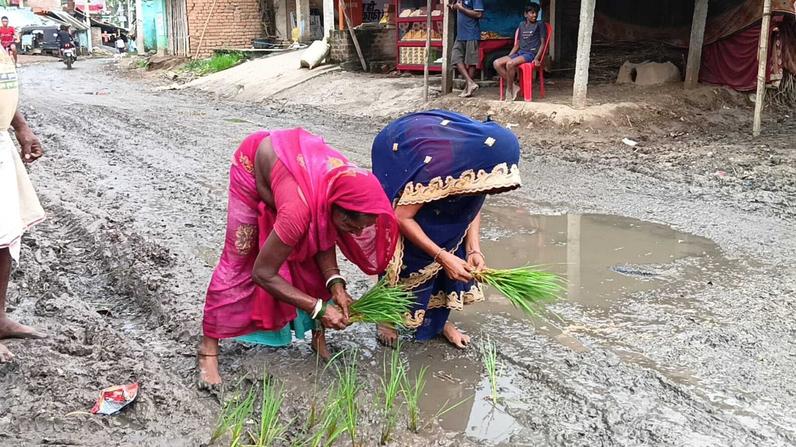 Bhagalpur news सड़क बदहाल, ग्रामीणों ने किया विरोध