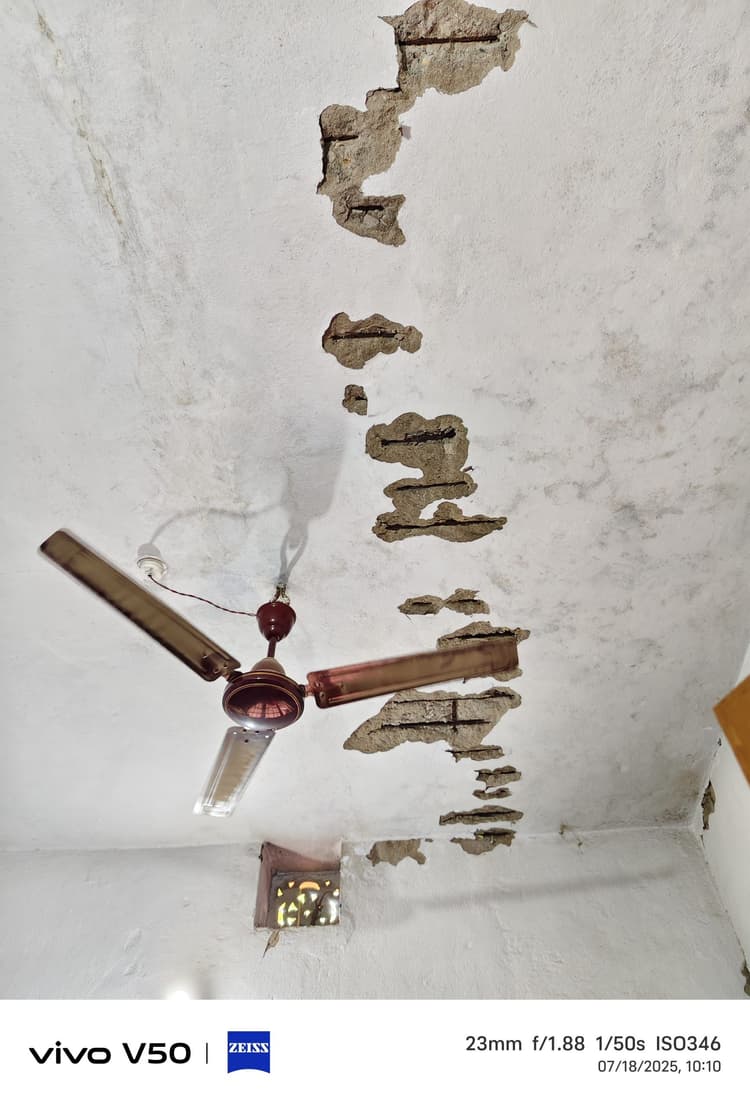 hajipur news. बेलसर पीएचसी की छत से टपकता है बारिश का पानी