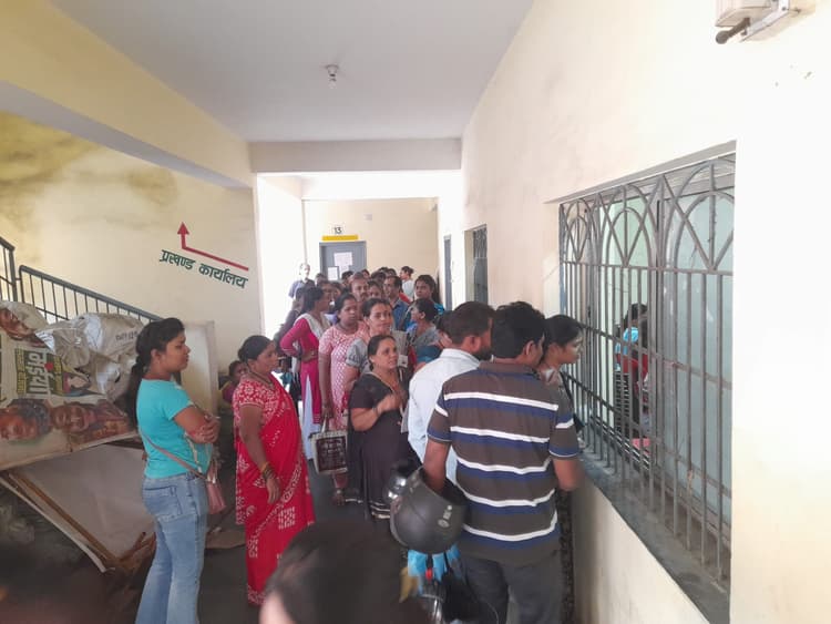 Jamshedpur news. मंईयां योजना पूछताछ काउंटर में महिलाओं की लगी लंबी कतार