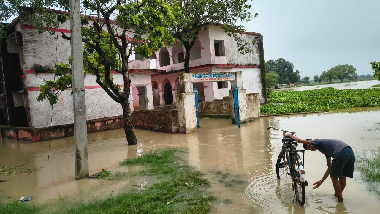 बारिश में डूब गया स्कूल, रास्ते में जमा घुटने भर पानी