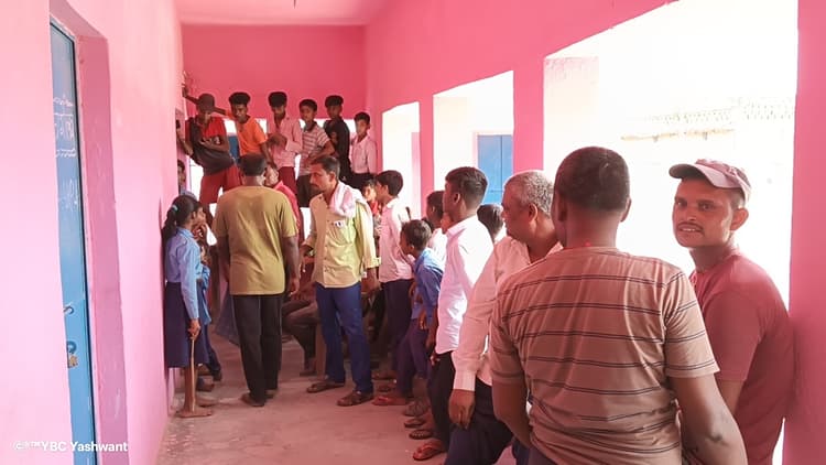 Education news from Samastipur:गलत तरीके से टच करते हैं शिक्षक, अभिभावकों ने विद्यालय पहुंच जमकर किया हंगामा