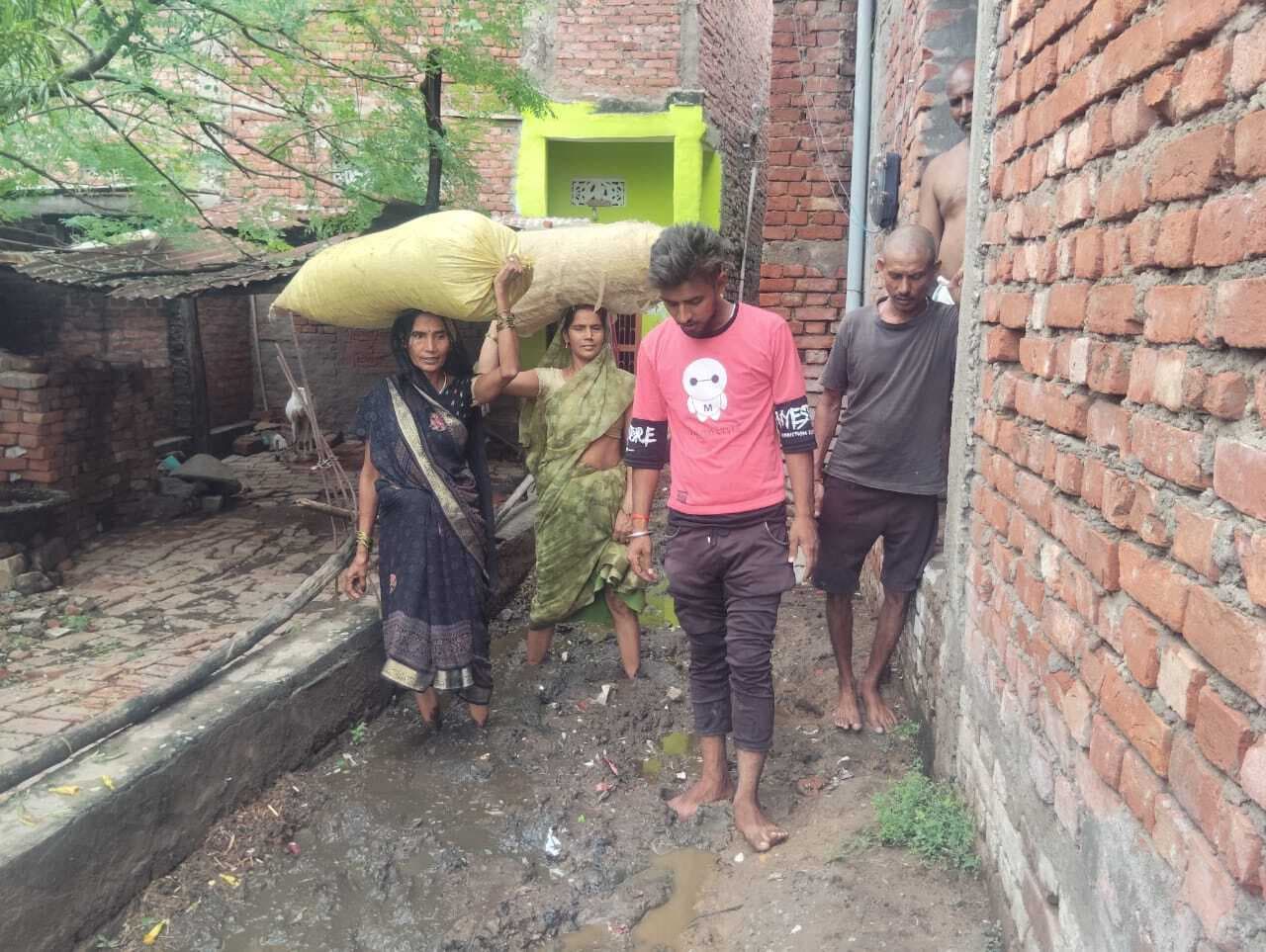 कीचड़भरे रास्ते से गुजरते हैं वार्डवासी,नगर प्रशासन बेखबर