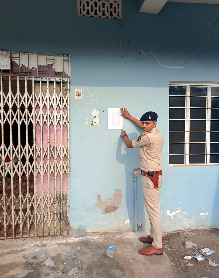 शिक्षा विभाग के लिपिक कमाल अशरफ के घर चिपकाया इश्तेहार
