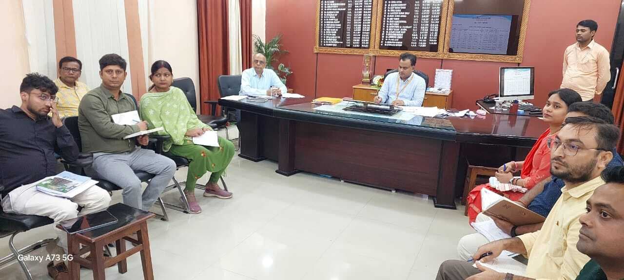 ऑनलाइन म्यूटेशन प्रक्रिया को सरल बनाने के लिए तकनीकी बाधाओं को करें दूर: डीएम