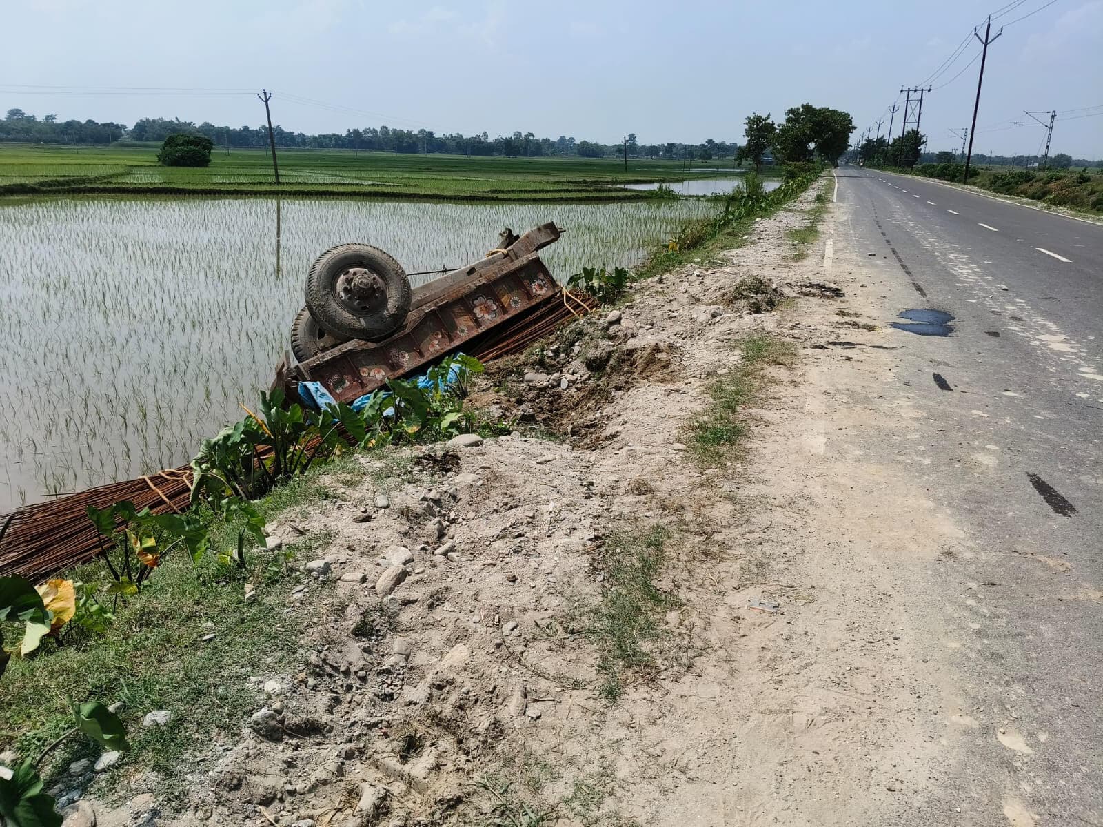 ट्रैक्टर पलटने से चालक घायल