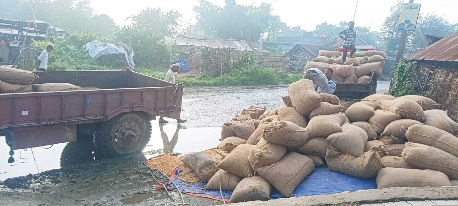 जर्जर सड़क पर मक्का लदा ट्रैक्टर पलटा, चालक घायल