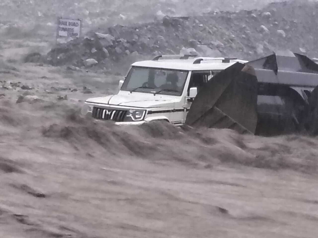 पचुवाड़ा सेंट्रल कोल ब्लॉक में मिट्टी, पत्थर व पानी का तेज बहाव, बोलेरो फंसा, मशीन ऑपरेटरों ने बचायी जान