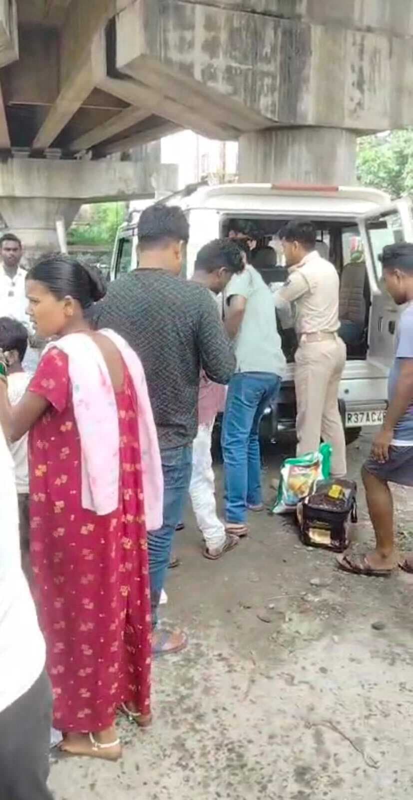 10 लीटर शराब के साथ एक गिफ्तार, टीम के साथ धक्का-मुक्की