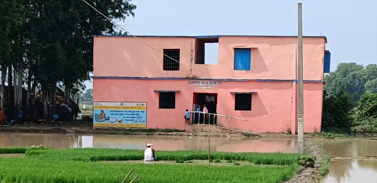 विद्यालय के चारों ओर भरा पानी, छात्रों को परेशानी