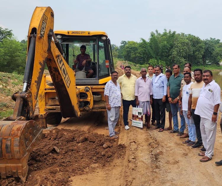 Jamshedpur news. विधायक मंगल कालिंदी ने घोड़ाबांधा में सड़क निर्माण कार्य का किया निरीक्षण