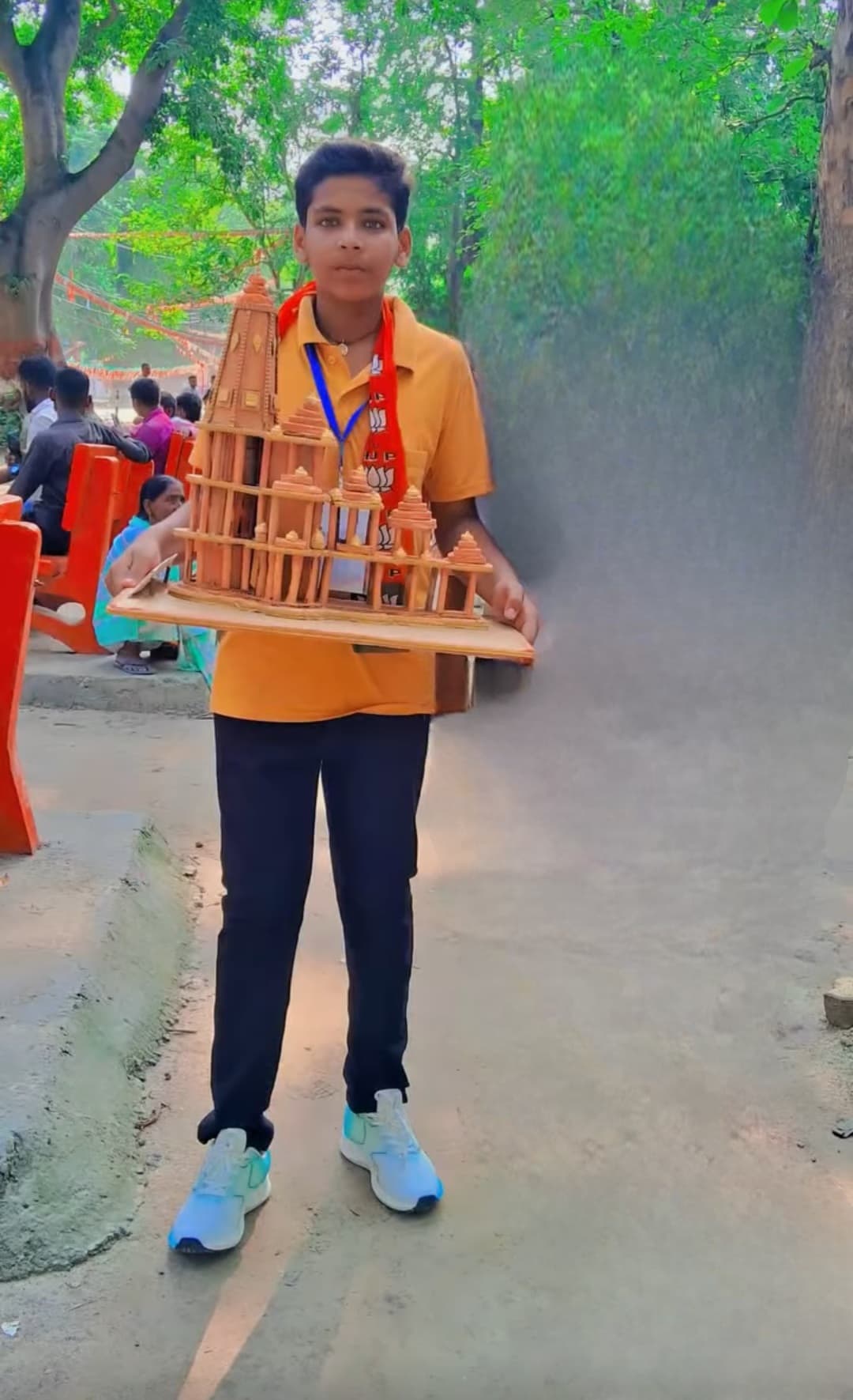 Motihari: बच्चे के हाथ में अयोध्या राम मंदिर का मॉडल देख भावुक हुए पीएम