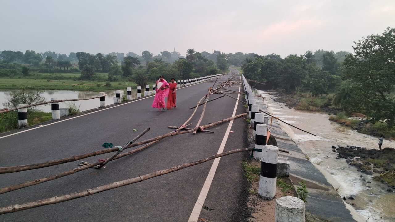 अज्ञात लोगों ने दक्षिणबहाल में क्षतिग्रस्त पुल का बैरिकेडिंग तोड़ा