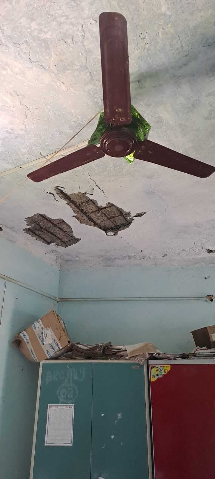 तालझारी बीआरसी भवन जर्जर, छत से टपकता है पानी, कर्मचारियों में भय का माहौल