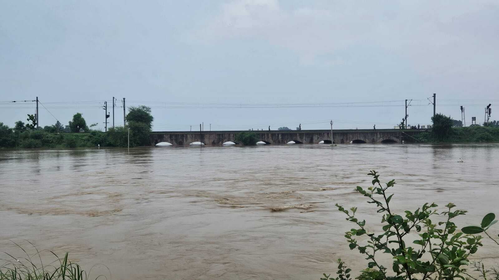 धीरे-धीरे घट रहा है गुमानी नदी का जलस्तर