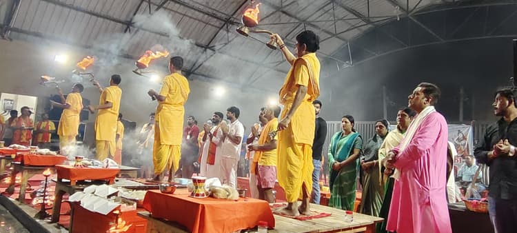 मेला मंच पर पड़ाव संघ का भव्य गंगा महाआरती
