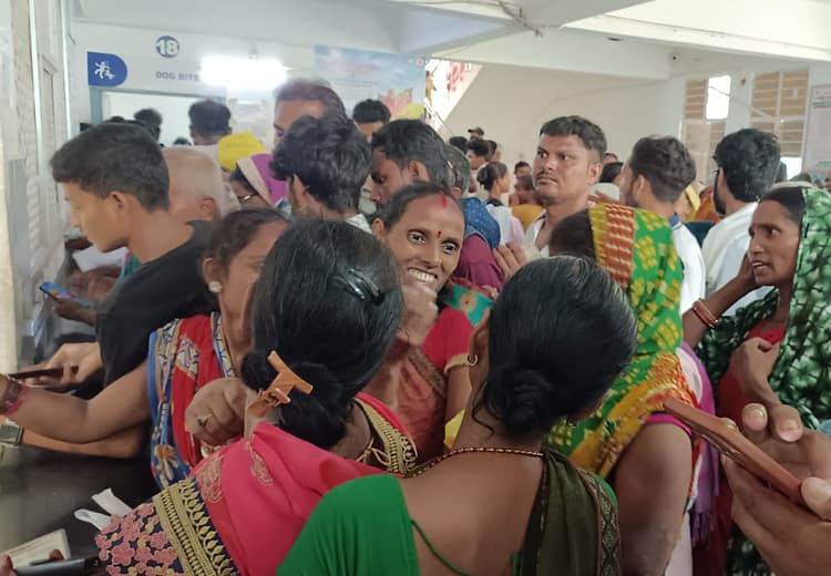 Madhubani News : सर्दी, खांसी व बुखार से पीड़ित मरीजों से पटा अस्पताल